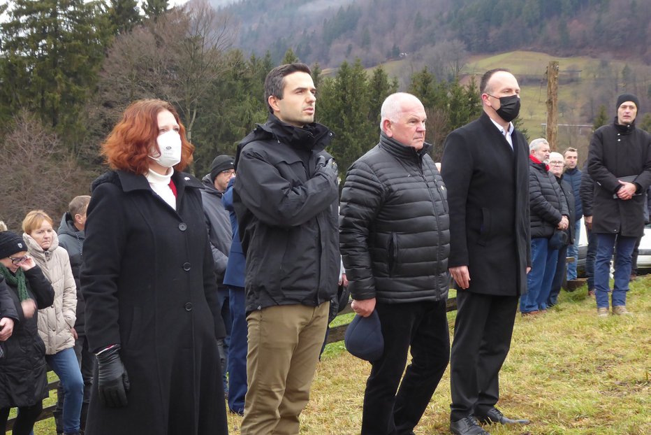 Fotografija: Minister Tonin je skupaj z županom občine Kamnik Slaparjem in predsednikom Združenja borcev za vrednote NOB Kamnik Božičnikom na Prevojah položil vence. FOTO: Mors
