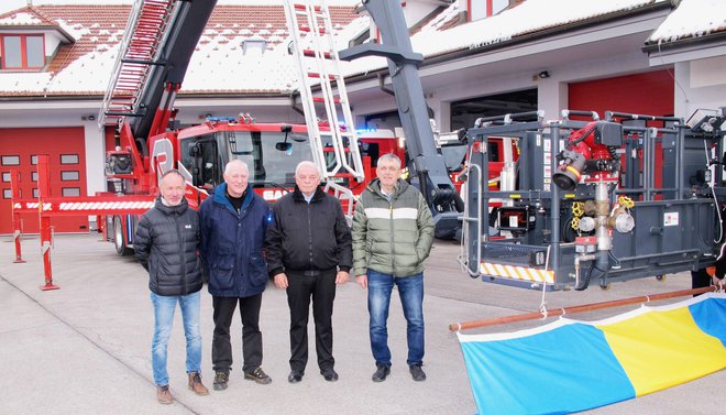 Poveljnik GZ Cerklje Metod Kropar, predsednik GZ Cerklje Blaž Kaplenik, župan Cerkelj Franc Čebulj in Marjan Luskovec (z leve)
