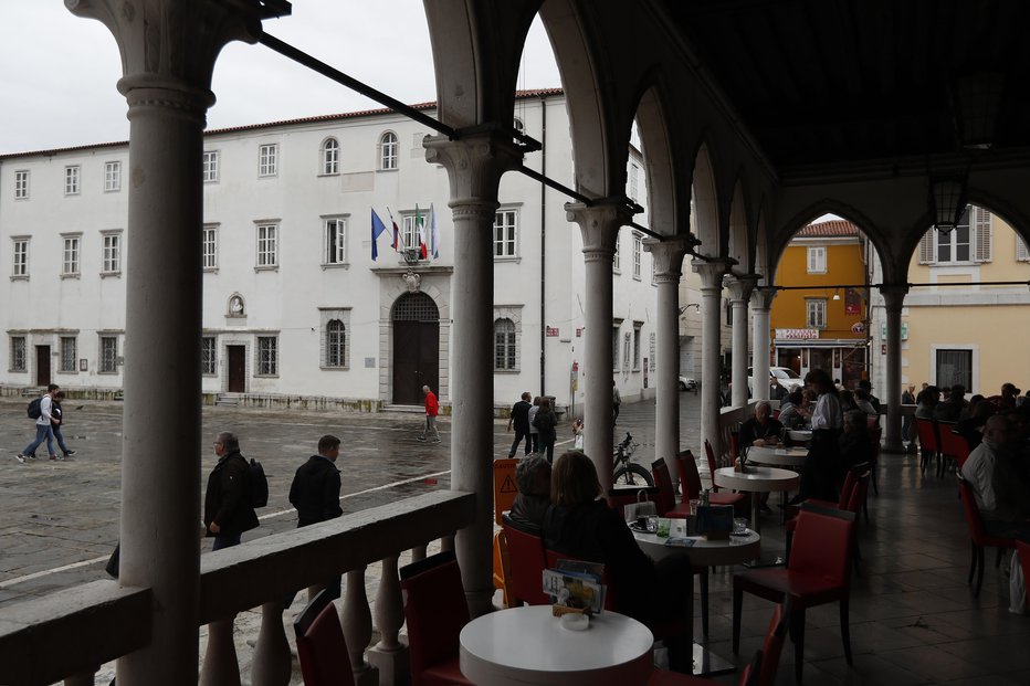 Fotografija: Slaba novica za gostince na Titovem trgu. FOTO: Leon Vidic, Delo
