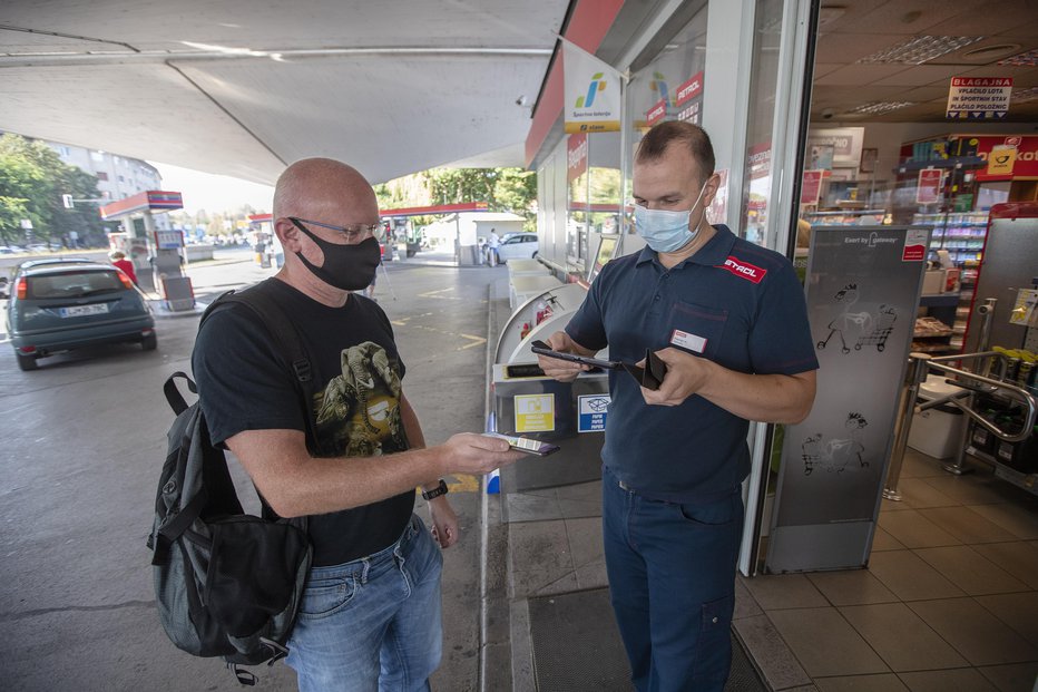 Fotografija: Na Petrolu potrdila preverjajo zaposleni. FOTO: Leon Vidic
