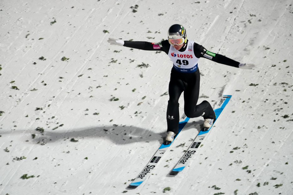 Fotografija: Anže Lanišek ne bo smel več skakati z vezmi, s katerimi je v Ruki poletel do zmage. FOTO: Aleksandra Szmigiel/Reuters
