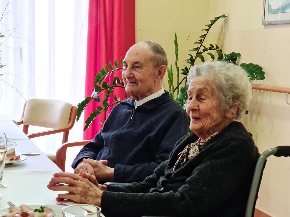 Fotografija: Voščil ji je tudi upokojeni nadškof Franc Kramberger, ki jo pozna že vrsto let, zdaj pa je njen sostanovalec.
