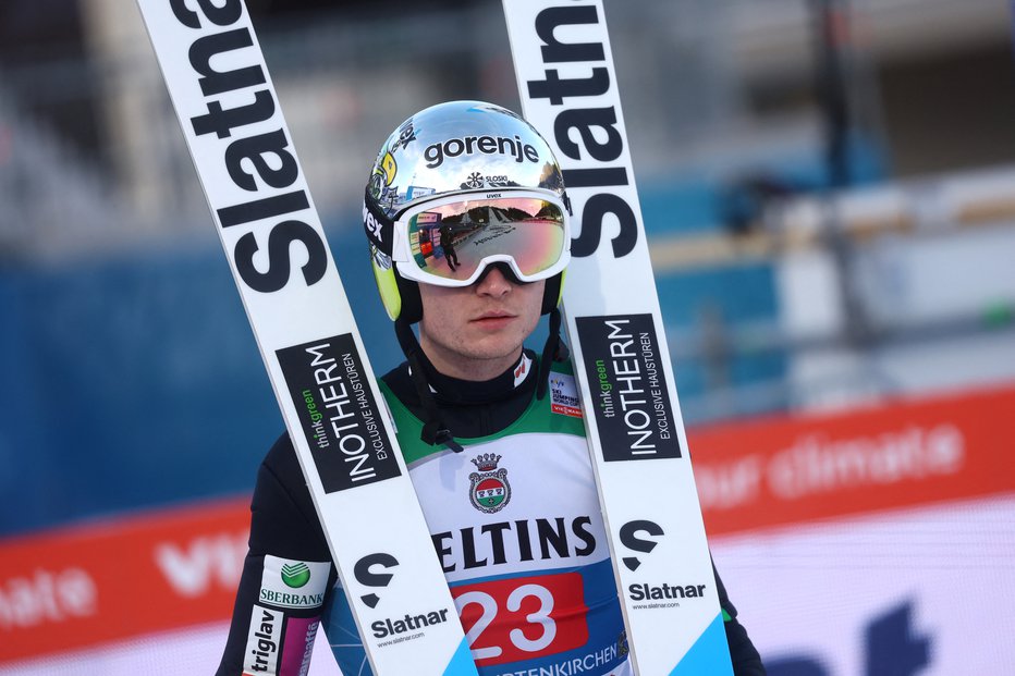 Fotografija: Anže Lanišek je že v ponedeljek v Innsbrucku spet skakal daleč s starimi Slatnarjevimi vezmi. FOTO: Kai Pfaffenbach/Reuters
