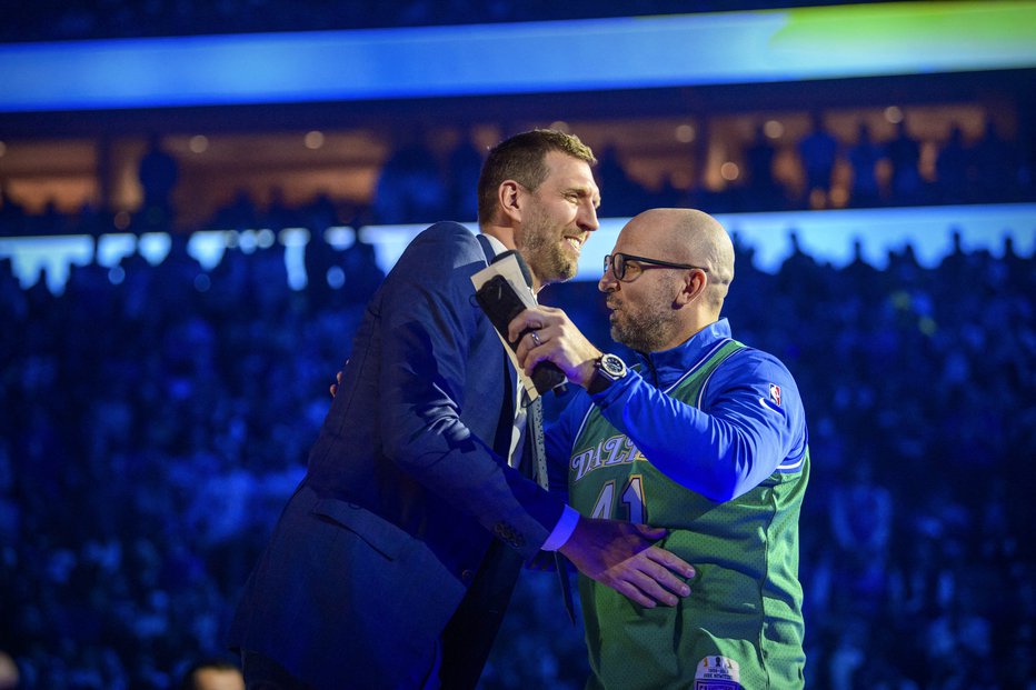 Fotografija: Dirka Nowitzkega (levo) je objel tudi njegov soigralec iz šampionske Dallasove zasedbe Jason Kidd (oblečen v dres s št. 41), zdaj glavni trener moštva. FOTO: Jerome Miron/USA Today Sports
