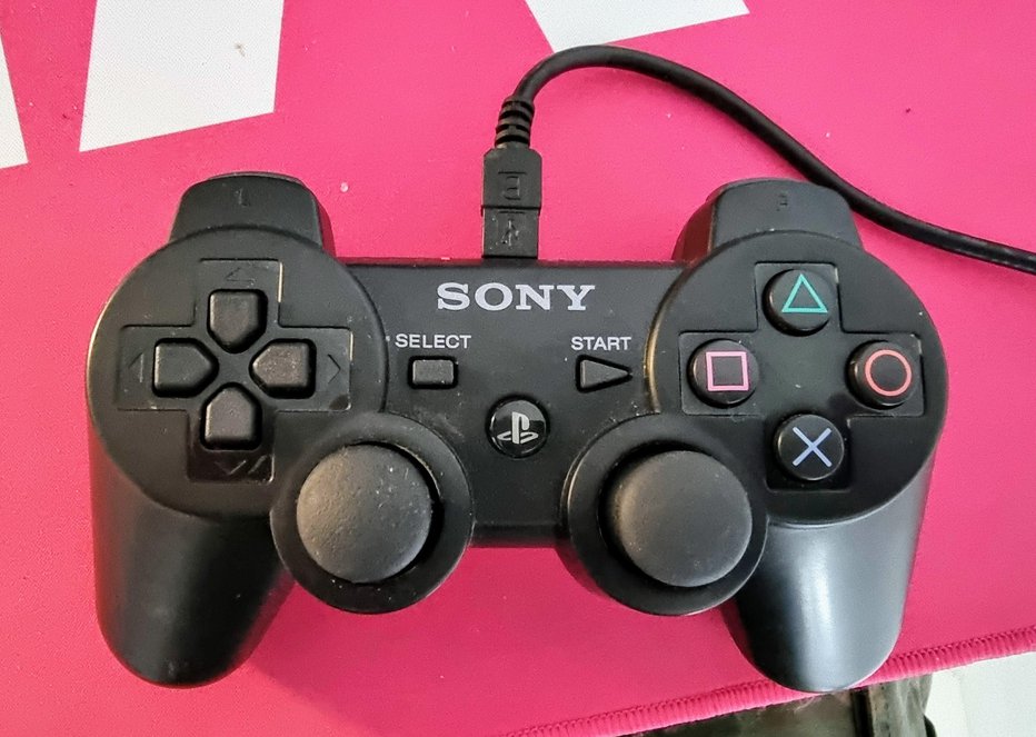 Fotografija: Novejši kontrolerji so naprednejši, a tudi tale stari dualshock 3 ni za odpis.
