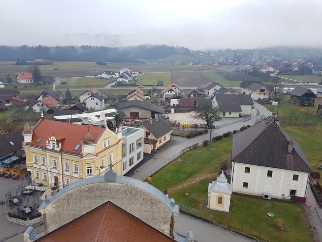 V neposredni bližini je tudi Dvorec Gregorčič, na prizidku katerega je letalo.
