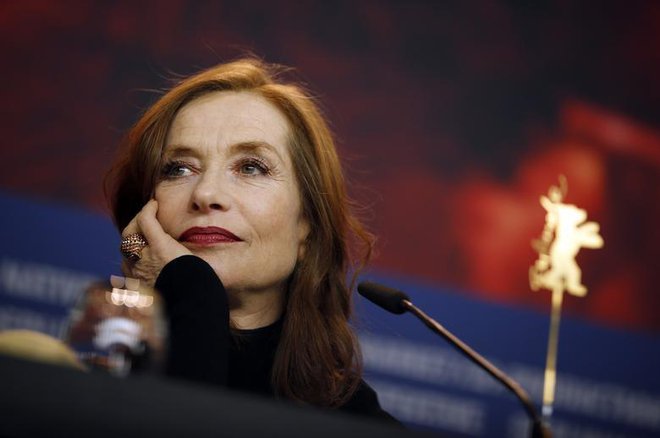 Častnega zatega medveda dobi Isabelle Huppert. FOTO: axel Schmidt/Reuters
