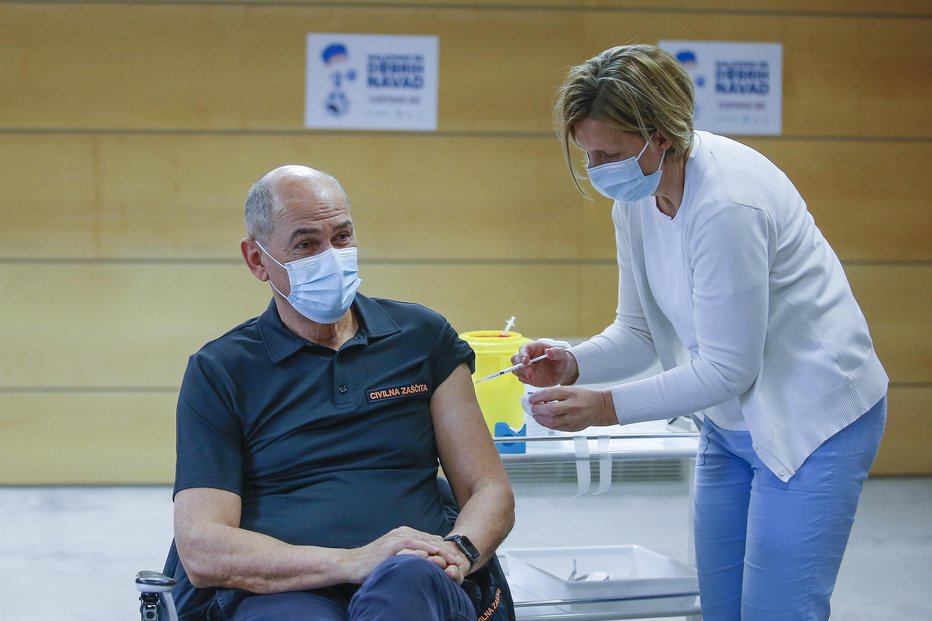 Fotografija: Tudi predsednik vlade Janez Janša poziva ljudi, naj se cepijo. FOTO: Jože Suhadolnik, Delo
