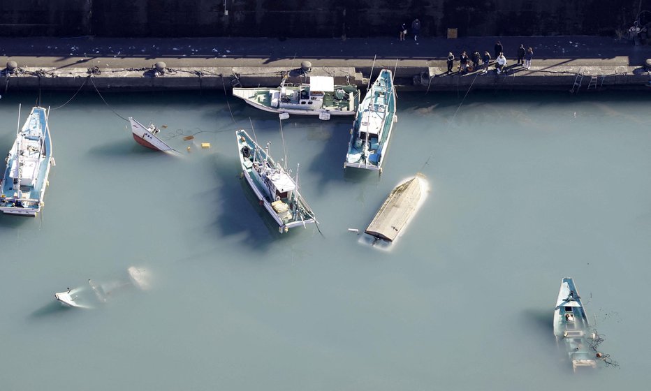 Fotografija: Na Japonskem je cunami poškodoval plovila v marinah ob vzhodni obali, žrtev menda ni bilo. FOTO: Kyodo/Reuters
