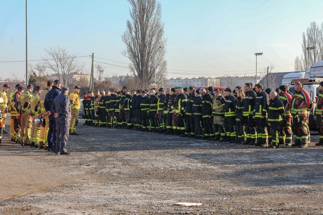 Okoli 150 ljudi je sodelovalo v operaciji, še 131 so jih preselili z domov.
