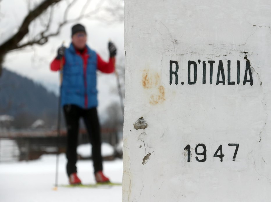 Fotografija: Iz Slovenije se je do letošnje sezone normalno teklo v Italijo. Ker se ključni akterji niso bili sposobni dogovoriti, je treba imeti odslej, če želiš čez mejo, posebno – Sokličevo – karto. Foto: Dejan Javornik
