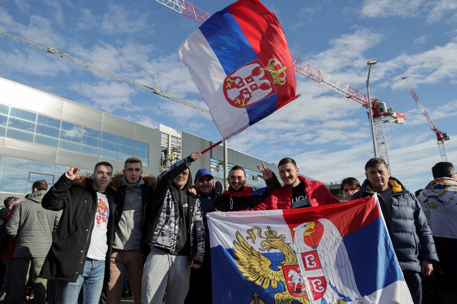 Fotografija: Navijači so idola zaman čakali na beograjskem letališču, ki je te dni veliko gradbišče. Foto: REUTERS/Marko Djurica
