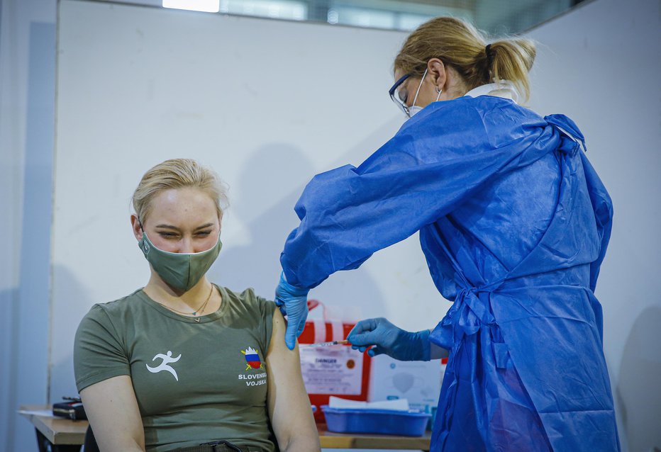 Fotografija: Cepljenje olimpijcev. FOTO: Jože Suhadolnik, Delo
