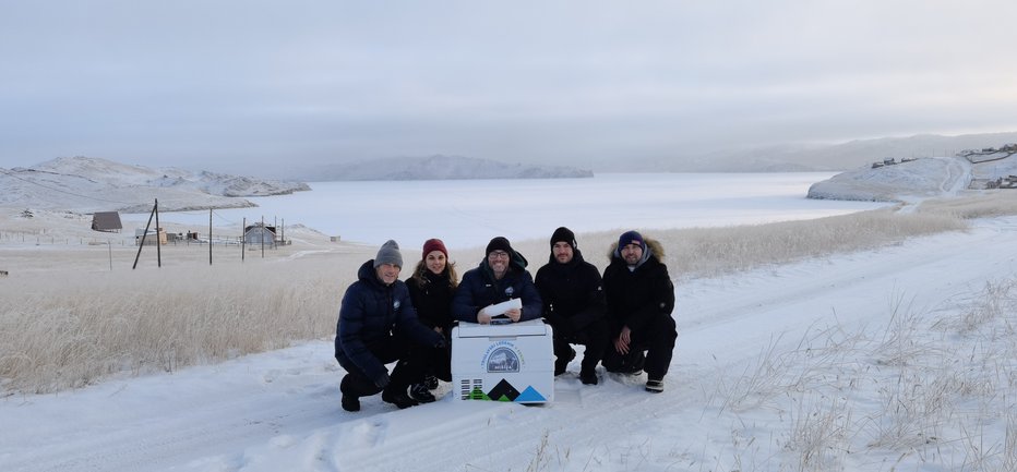 Fotografija: Ekipa, ki od decembra potuje s kosom Triglavskega ledenika proti Pekingu, na najbolj vzhodni točki potovanja na Bajkalskem jezeru. FOTO: Pivovarna Laško Union
