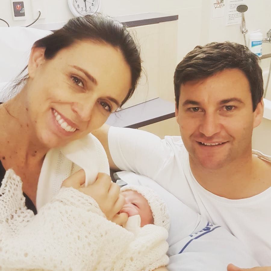 Fotografija: Jacinda Ardern ob rojstvu hčerke in njen partner Clarke Gayford v bolnišnici v Aucklandu leta 2018 FOTO: REUTERS
