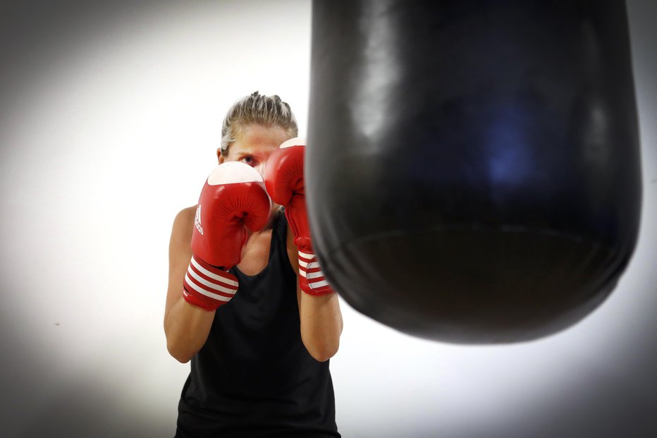 Fotografija: Povprečna boksarska vreča za trening tehta okoli 25 kg. Foto: Matej Družnik
