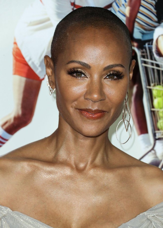 Jada Pinkett Smith

Že 22 let ne pije alkohola in ne jemlje drog, za to pa se je odločila, ko je ugotovila, da vsak dan spije dve steklenici vina. »Takrat sem si rekla: 'Jada, imaš problem.' Imela sem težave z alkoholom, izogibala sem se bolečini, ker sploh nisem vedela, kako se spopasti z njo. A od tistega dne sem povsem prenehala piti.«
