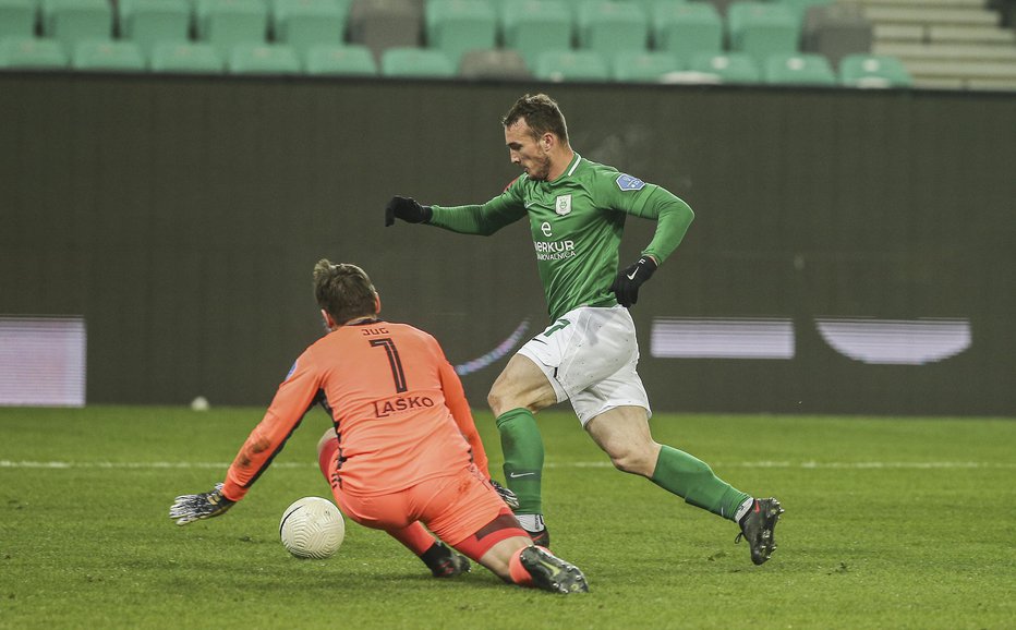 Fotografija: Đorđe Ivanović (v zelenem) je v svoji drugi pripravljalni tekmi za Maribor dosegel prvi gol. FOTO: Jože Suhadolnik
