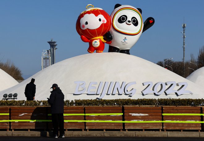 Maskota Bing Dwen Dwen FOTO: Fabrizio Bensch Reuters
