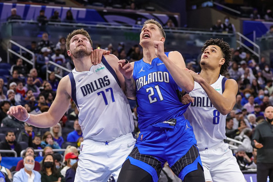 Fotografija: Luka Dončić (levo) se je vnovič soočil z Nemcem Moritzem Wagnerjem (21). FOTO: Mike Watters/USA Today Sports
