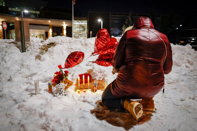 Žalujoči na kraju tragedije. FOTO: Christian Monterrosa, Reuters
