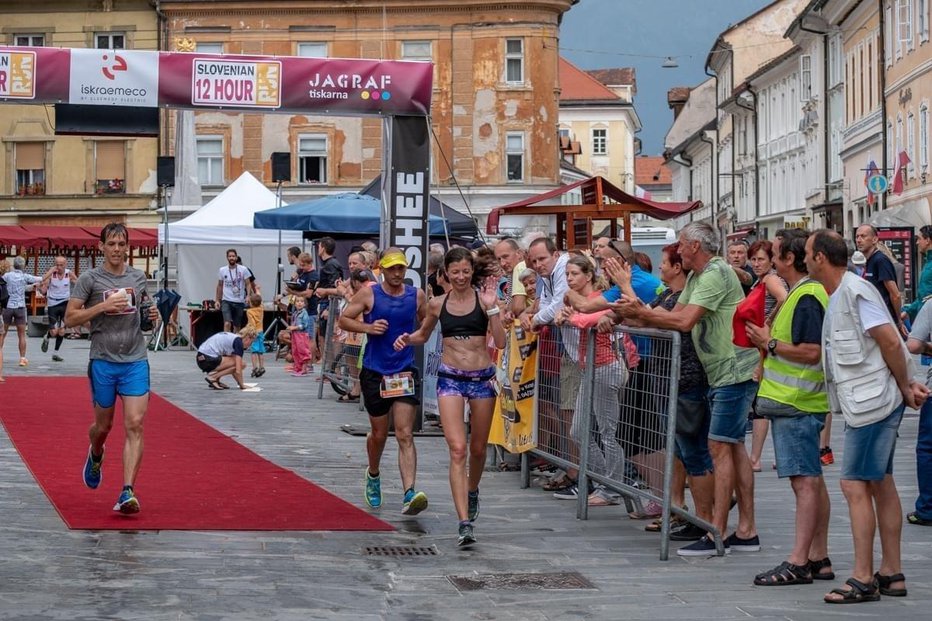 Fotografija: Slovenski 12-urni tek je edini ultramaraton, ki poteka v centru mesta, v Sloveniji in širše. FOTO: Slo12.run 
