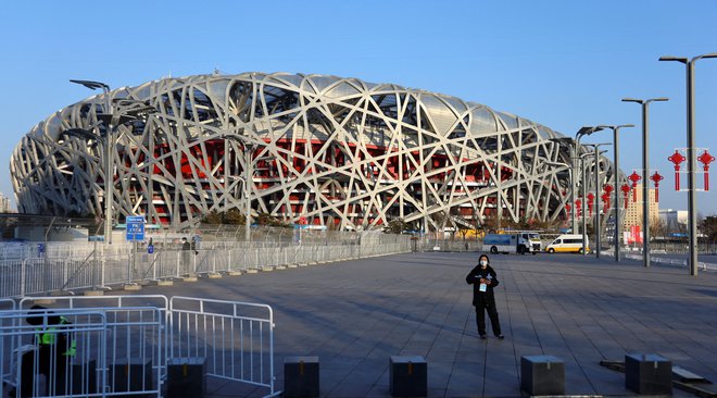 PTIČJE GNEZDO

Odprtje olimpijskih in paralimpijskih iger bo na stadionu, imenovanem Ptičje gnezdo, ki bo tako postal prvi in do zdaj edini na svetu, ki je gostil odprtje tako zimskih kot poletnih iger. Gradili so ga med letoma 2003 in 2008, porabili so 293 milijonov evrov, načrte so izrisali švicarski arhitekti. Na tem stadionu je zlato olimpijsko kolajno za Slovenijo 2008. osvojil Primož Kozmus, ki je bil najboljši v metu kladiva. Foto: Fabrizio Bensch/REUTERS
