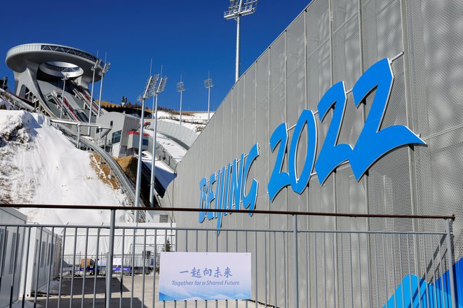 GRADILI TUDI SLOVENCI 
Igre v Pekingu bodo potekale na 13 prizoriščih, razdeljene pa bodo na tri večja prizorišča, Peking ter zimska centra Zhangjiakou in Yanqing. Pri gradnji skakalnic v Zhangjiakouu so sodelovali tudi Slovenci: podjetje Mana Original iz Kranja, ki je izdelalo tehnični dizajn skakalnice ter dobavo in montažo večjih tehnoloških komponent skakalnice na zaletišču in doskočišču. S kitajskimi mesti je pobrateno sedem slovenskih mest: Ljubljana, Ajdovščina, Črna na Koroškem, Novo mesto, Koper, Kranj in Maribor.

Foto: Tyrone Siu/REUTERS
