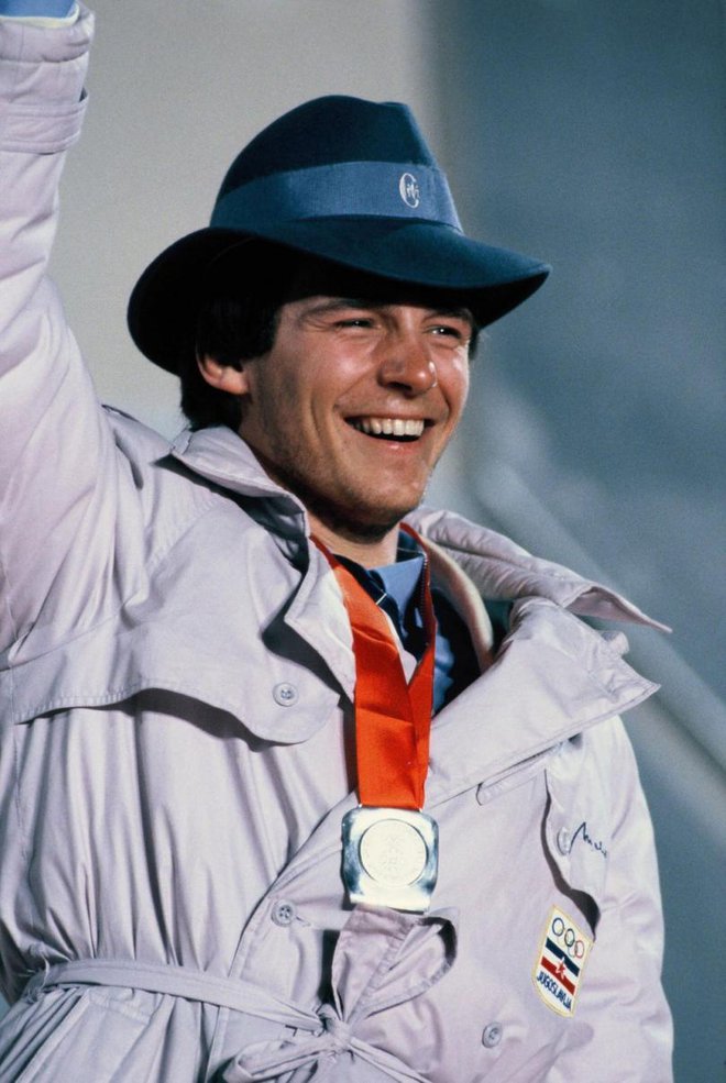 Jure Franko je leta 1984 ob prejemu prve zgodovinske medalje na domačih igrah v Sarajevu v plašču in s klobukom spominjal na tajnega agenta.
