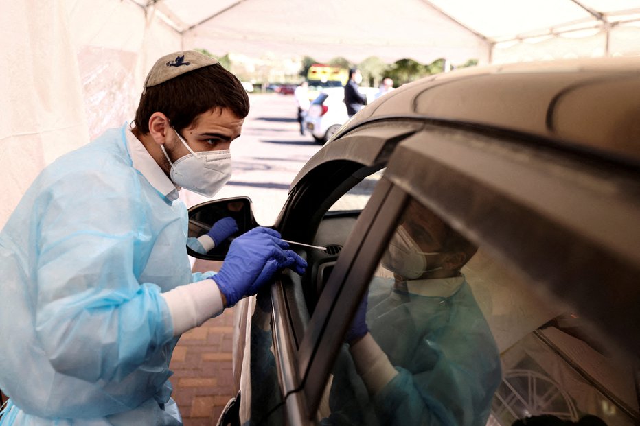 Fotografija: Izrael ukinja covidna potrdila. FOTO: Ronen Zvulun, Reuters
