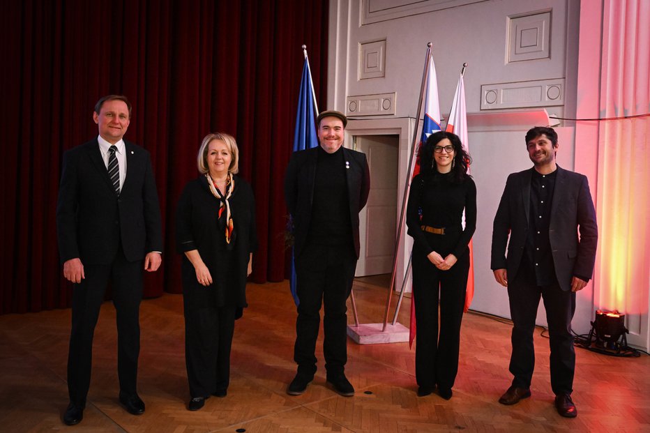 Fotografija: Rok Predin v družbi podžupanov Sama Petra Medveda, Alenke Iskra, vodje kabineta Jelke Vrečko ter vodje urada za kulturo Klemna Brvarja FOTOGRAFIJE: MARKO PIGAC
