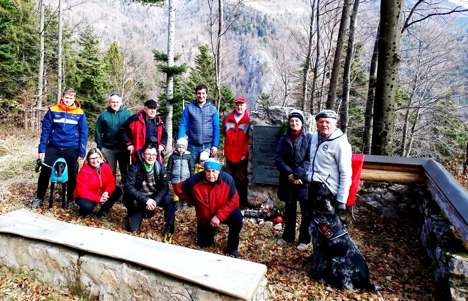 Fotografija: Del udeležencev pri spomeniku in na nekdanjem pogorišču Fotografiji: SLAVKO PREZELJ
