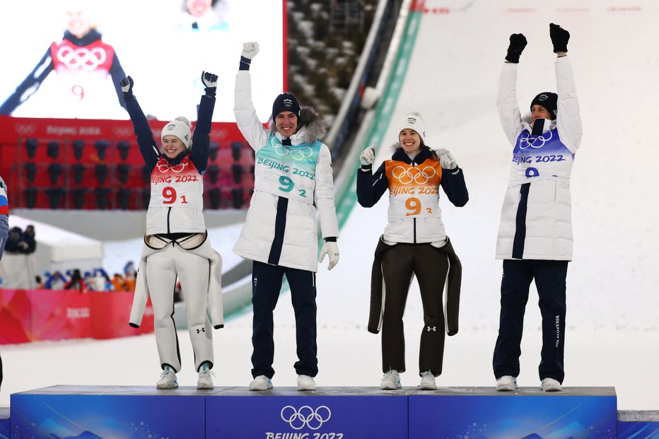 Fotografija: Na tekmi mešanih ekip sta do zadoščenja skočila tudi Peter Prevc in Timi Zajc. Foto: Lindsey Wasson/REUTERS
