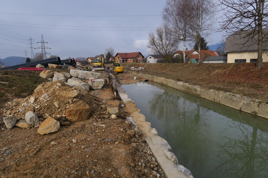 Fotografija: Prenova betonskega korita razbremenilnika Pšate v Srednjih Jaršah FOTOGRAFIJE: JANEZ PETKOVŠEK
