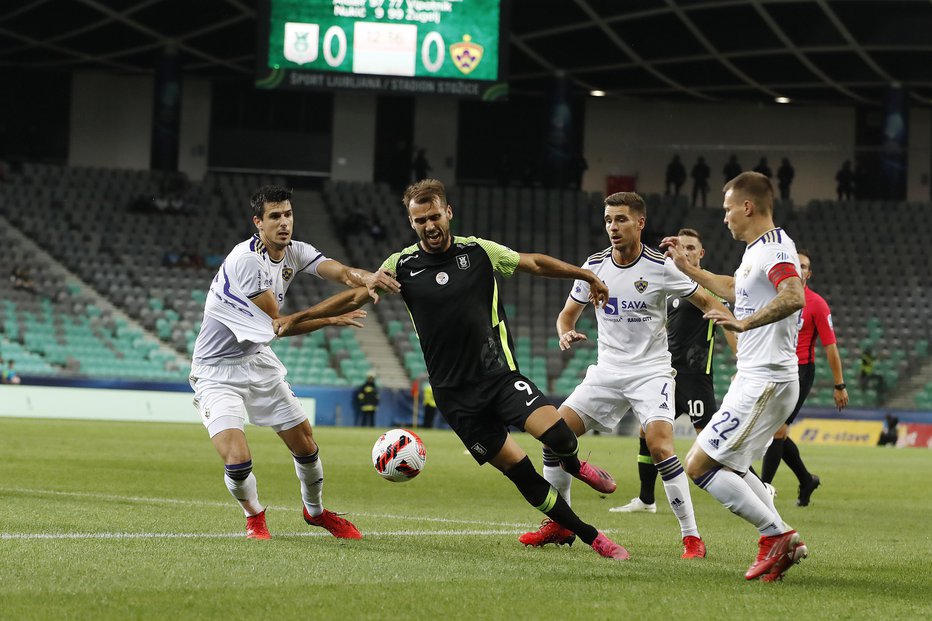 Fotografija: Mustafa Nukić (v sredini) je ljubljanski lokalni junak, mariborski, Nino Žugelj, je šele v nastajanju. FOTO: Leon Vidic
