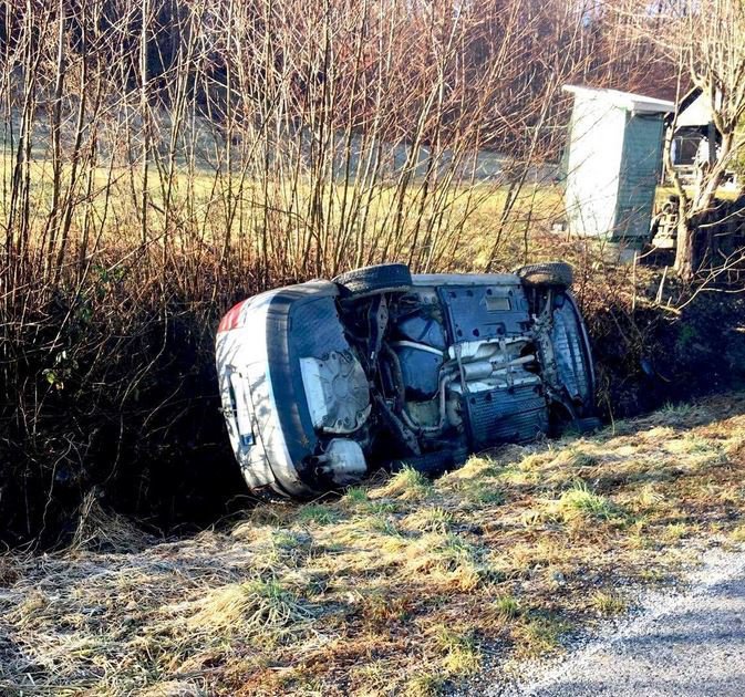 Fotografija: Avto je končal v obcestnem jarku. FOTO: 112 Ptuj
