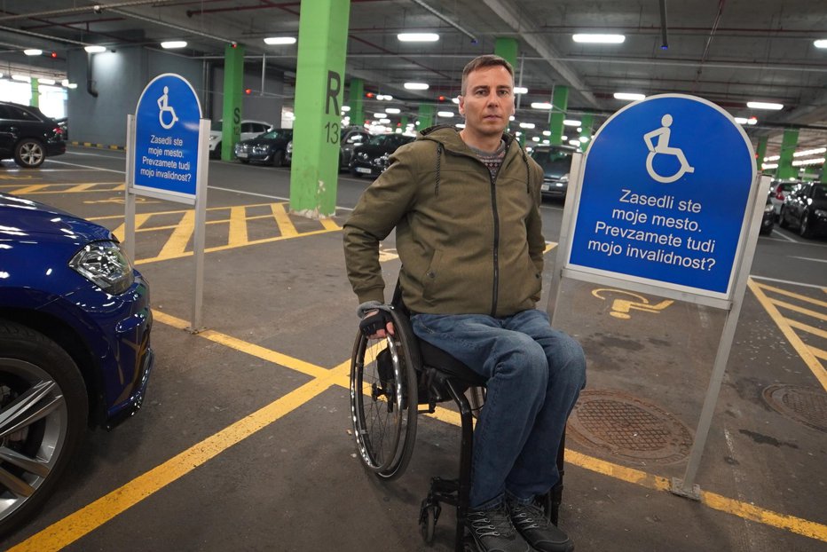 Fotografija: Igor Plohl širi zavest o težavah, ki jih imajo invalidi. Fotografije: osebni arhiv
