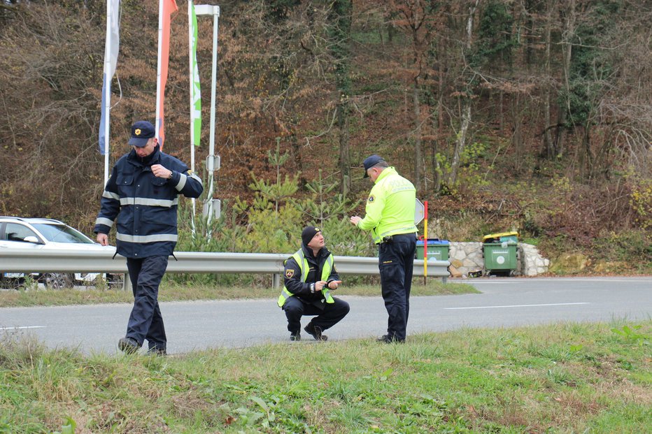 Fotografija: Voznik opel astre je moškega zbil na nasprotnem voznem pasu, pešec je hodil en meter od sredinske črte. Zgodilo se je na cesti Dobruška vas–Škocjan pri Stari vasi. FOTO: Tanja Jakše Gazvoda
