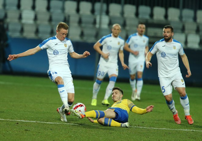 Na koprski Bonifiki je bil Benjamin Markuš (levo) tečen, neulovljiv in igriv. FOTO: Jože Suhadolnik
