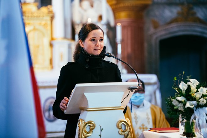 Ana Nuša je s solzami v očeh mami in očetu zaželela še na mnoga leta.
