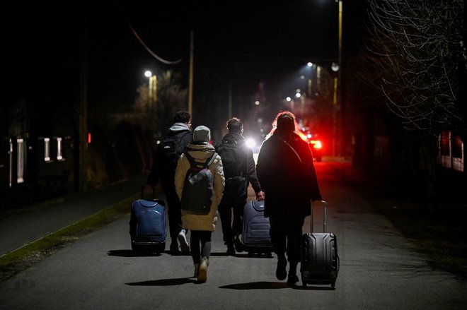 Ljudje bežijo preko ukrajinskih mej. FOTO: Radovan Stoklasa, Reuters
