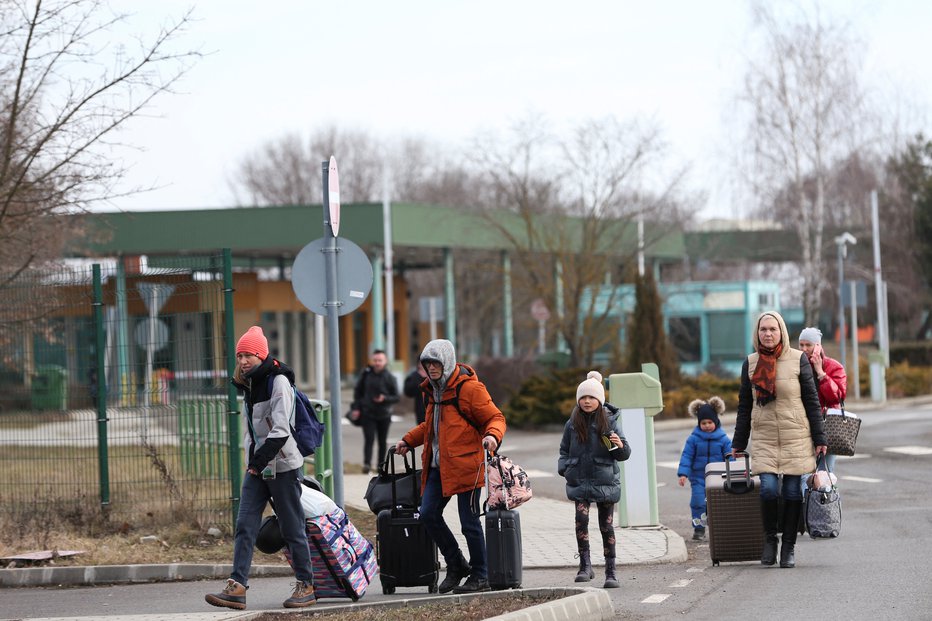 Fotografija: Na Madžarsko so pribežali tudi čez mejni prehod v Beregsuranyju. FOTO: Bernadett Szabo/Reuters
