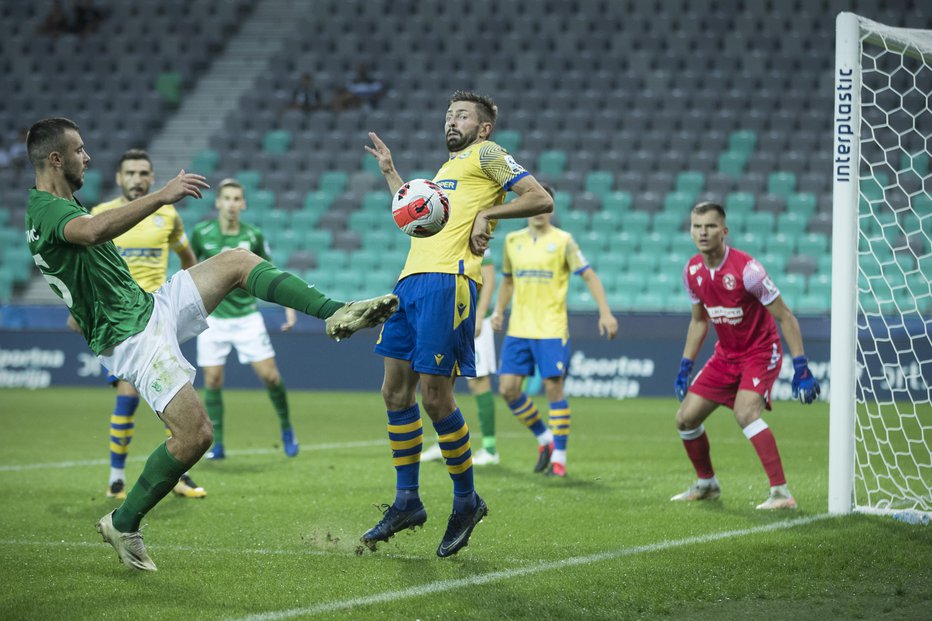 Fotografija: Prvi dvoboj v Stožicah v tej sezoni je pripadel rumeno-modrim gostom iz Kopra. FOTO: Jure Eržen
