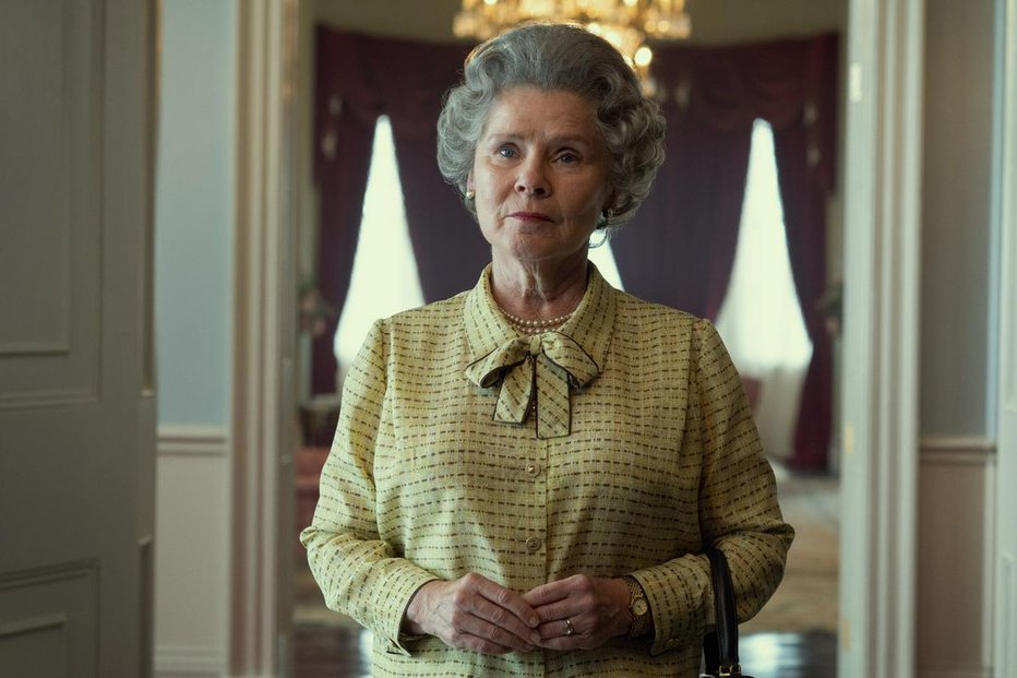 Fotografija: Igralska veteranka Imelda Staunton kot kraljica Elizabeta. FOTO: Netflix
