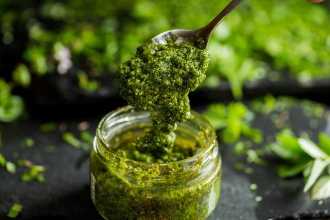 Pesto pripravimo iz samega regrata ali v kombinaciji s čemažem. FOTO: Smirart/Getty Images
