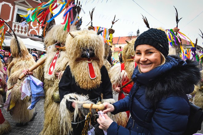 Ptujska županja Nuška Gajšek je vsem kurentom nataknila robec.
