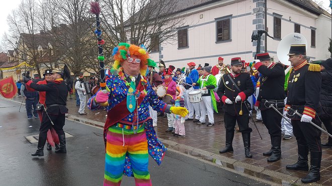 Brez kostanjeviške godbe ne mine noben pust v Kostanjevici, niti brez Hinija ne. FOTOGRAFIJE: Tanja Jakše Gazvoda
