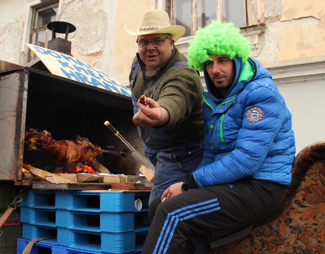 Eni so ponujali cepivo v majhnih flaškah, drugi kar odojka.
