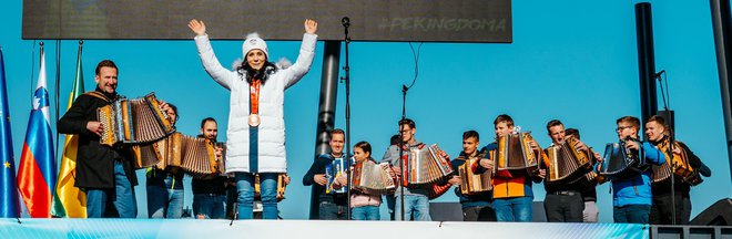 Sedemnajstčlanski Harmonikarski orkester Goter je zaigral na sprejemu Glorie Kotnik v Velenju.
