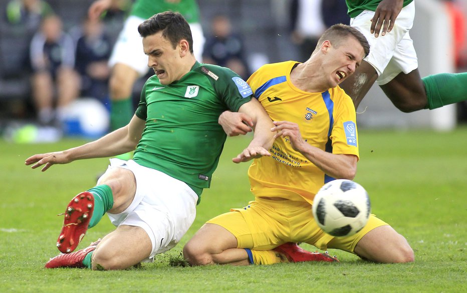 Fotografija: Lovro Bizjak (desno) je iz Domžal odšel v Rusijo, kjer je imel tekmeca tudi v Filipu Uremoviću, nekdanjem članu Olimpije.

FOTO: Roman Šipić
